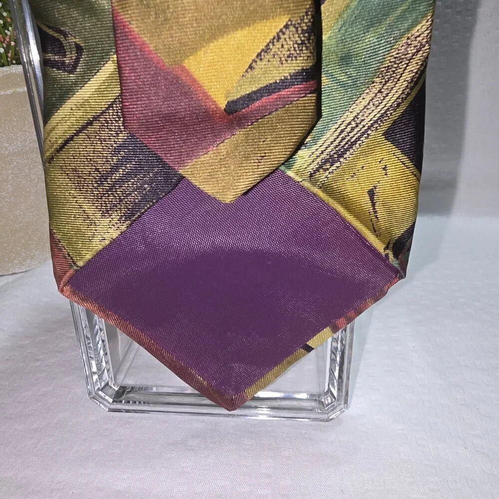 VINTAGE HARVE BENARD PURE SILK TIE ABSTRACT DESIGN GREENS GOLDS CRIMSON NWT
